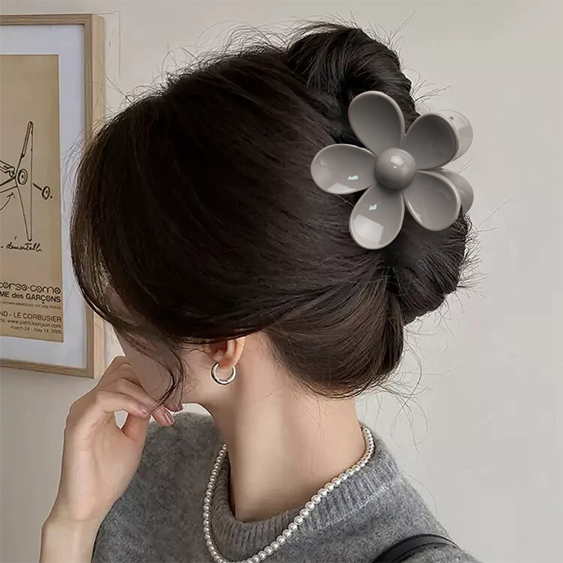Haarklammer aus Kunststoff mit fünfblättriger Blume